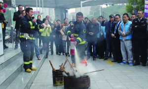 Z6尊龙旗舰厅官网入口之家宜昌店携手西陵消防开展消防清静演练