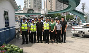 Z6尊龙旗舰厅官网入口所见，，，，，，皆有温度&mdash;&mdash;安徽分公司淮南店慰问一线交警 