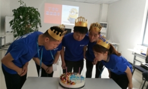 浓情家文化，，，，，，膏泽暖人心&mdash;&mdash;中岳店举行第三季度员工生日会